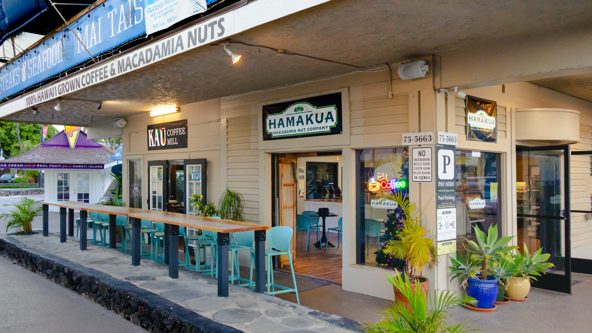 Front of Kaʻū Coffee Mill Cafe in Kailua-Kona with outdoor seating area facing Aliʻi Drive and Kailua Bay
