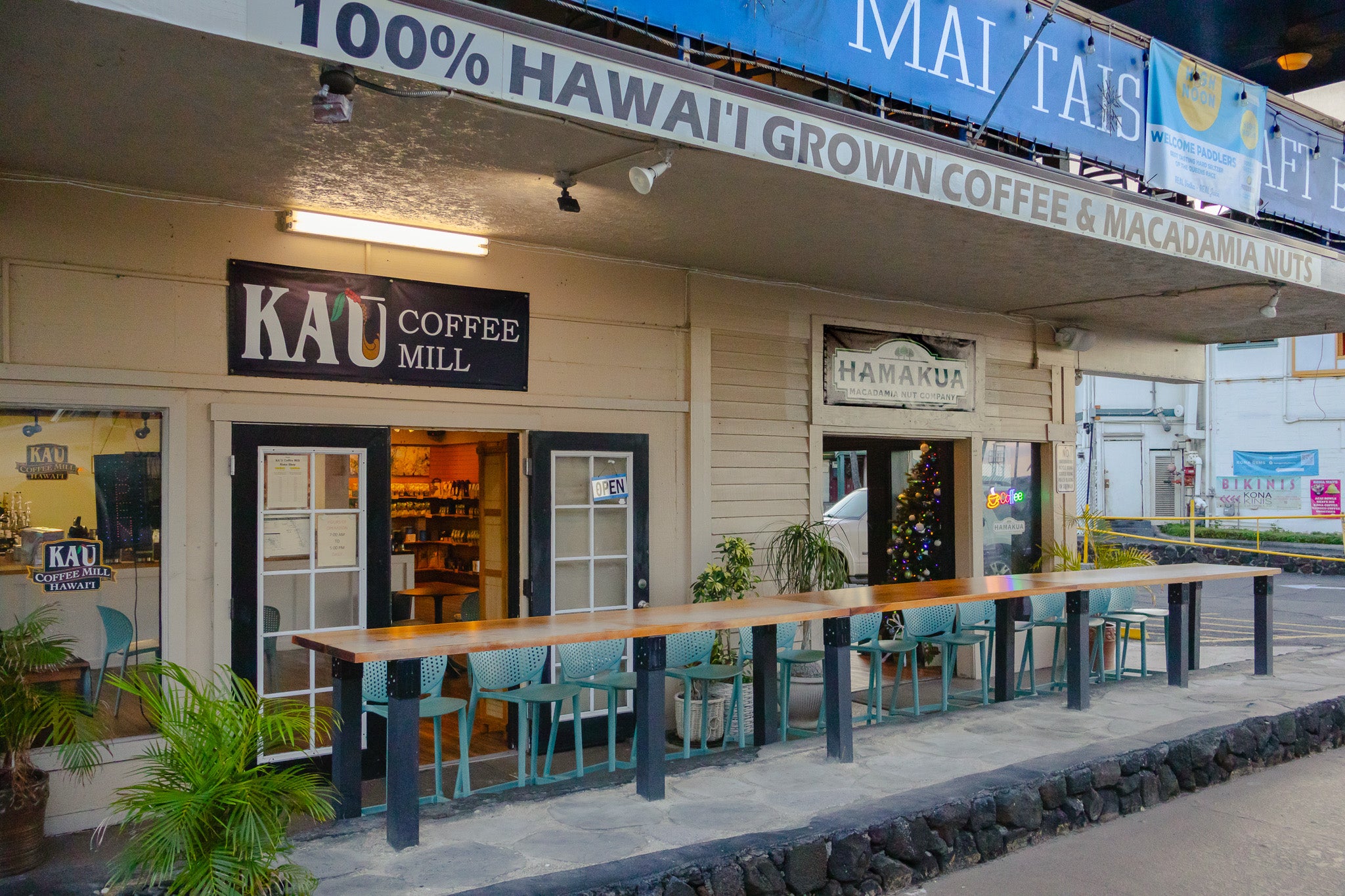 Kaʻū Coffee Mill Cafe entrances facing Kailua Bay and Aliʻi Drive