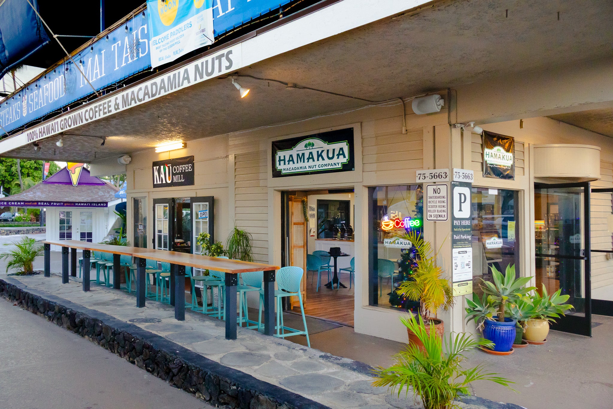 Kaʻū Coffee Mill Cafe entrances facing Kailua Bay and Aliʻi Drive